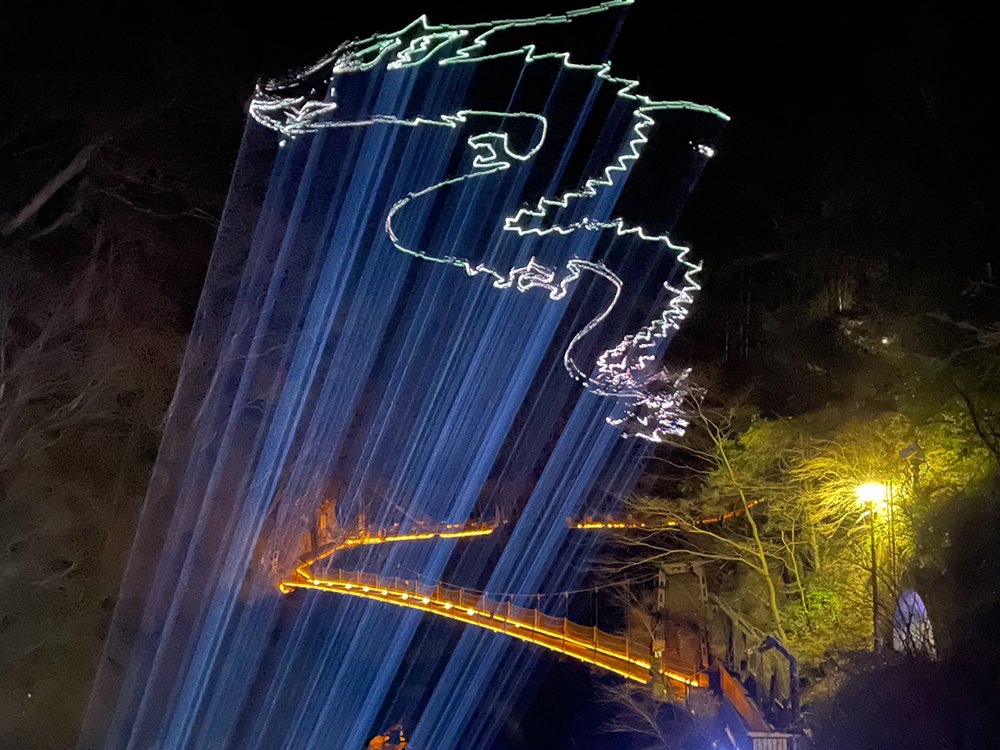 #袋田の滝 ライトアップ企画「#大子来人 ~ダイゴライト~」が新年特別バージョンにスケールアップし、1/31（木）まで開催中！ #辰年 に相応しい龍のレーザーショーにより、滝に映し出される光と音のリンクは圧巻！ 美しく幻想的な風景をぜひ🐉 ibarakiguide.jp/event.php?mode…