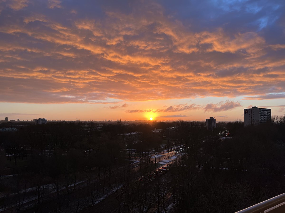 Vlysia03's tweet photo. #goodmorning nice #friday #sun #wheater #sky #clouds and #coffee 😂☕️😂 #Fridayfeeling https://t.co/sZLK7KadoS