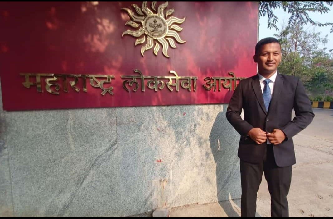 NaiknawareKaran's tweet photo. पंढरपूरचे सुपुत्र पै.धनराज शेखर भोसले यांनी राज्यसेवा (२०२२) परीक्षेत ११५ वा रँक मिळवत यश संपादन केल्याबद्दल मन:पूर्वक अभिनंदन...
@DhanrajBhosaley https://t.co/KorDa2SrUI