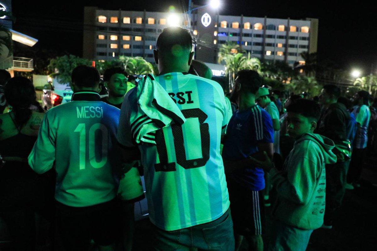 ITROriginal's tweet photo. 🇸🇻⚽️🏨 ARRIBO DEL INTER MIAMI A LA CAPITAL SALVADOREÑA 

📌El equipo se hospeda en un hotel capitalino antes de su choque contra @LaSelecta_SV. La llegada de Lionel Messi desata la emoción entre admiradores, deseosos de estar cerca del astro argentino. https://t.co/Vw0hHT6tKD