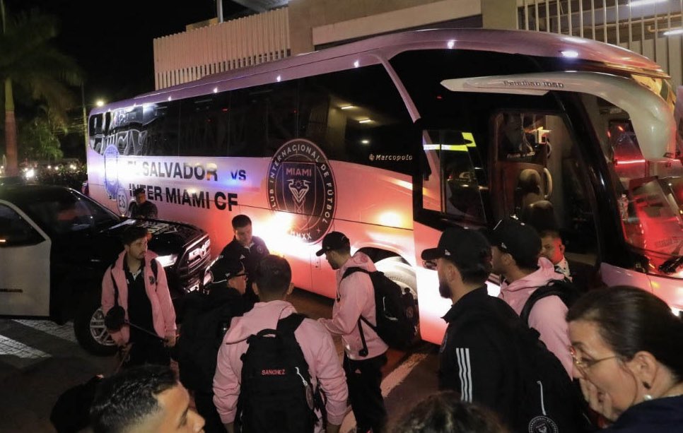 ITROriginal's tweet photo. 🇸🇻⚽️🏨 ARRIBO DEL INTER MIAMI A LA CAPITAL SALVADOREÑA 

📌El equipo se hospeda en un hotel capitalino antes de su choque contra @LaSelecta_SV. La llegada de Lionel Messi desata la emoción entre admiradores, deseosos de estar cerca del astro argentino. https://t.co/Vw0hHT6tKD