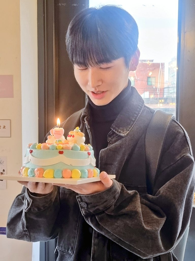 cafe_spinoff's tweet photo. 🦊 지수 님이 다녀가셨습니다. 케이크에 초 꽂아서 생일 축하 노래도 부르고 소원도 비셨어요. 방문 감사합니다!!🙏🏻🙇🏻‍♀️🫶🏻🥰 https://t.co/XLCJPwpIOi