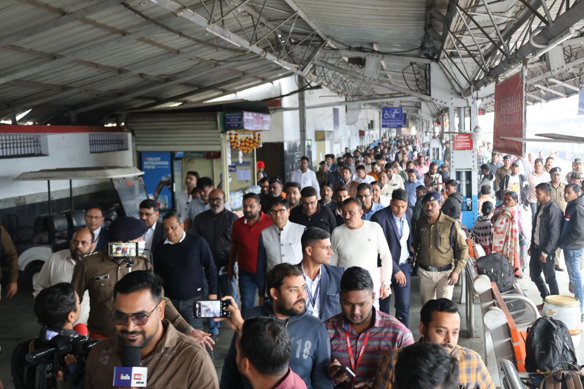 आज बिलासपुर रेल मंडल के डीआरएम श्री प्रवीण पाण्डेय जी के साथ ट्रेन में खरसिया से रायगढ़ के बीच यात्रा करते हुए सार्थक चर्चा की।

इस दौरान रायगढ़ में नया टिकट काउंटर शुरू करने, हाईटेक स्टेशन निर्माण, नये रेलवे लाइन, रेलवे की विभिन्न परियोजनाओं एवं अधोसंरचना के वित्तीय पक्ष,