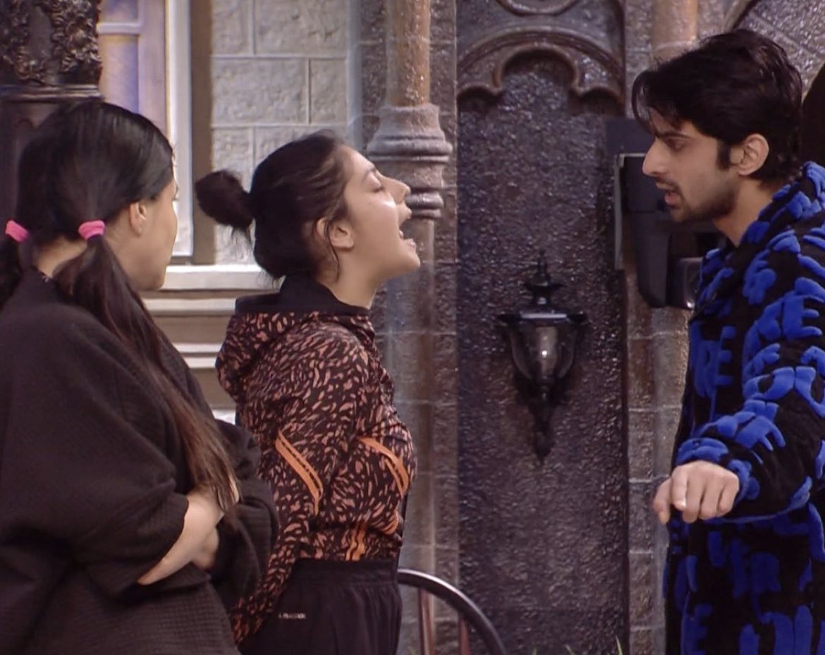AwakenWorld99's tweet photo. Tera dimag sathiya gaya h #IshaMalvia finale week na pahuchne k wajah se ab tera asliyat v samne aarha 😂 

#AbhishekhKumar ne #SamarthJurel ko thappad na laga k #IshaMalvia tujhe lagaya hota toh akal thikane aajata tera 😂

#ISHADOGLIHAI 
#BiggBoss #BiggBos17 #BB17 https://t.co/JXX2OrgVJz