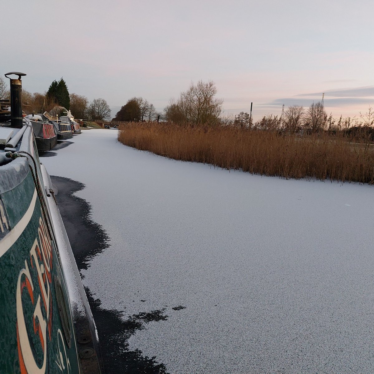 FloatMyBoat__'s tweet photo. Beautiful sprinkling of snow on the ice yesterday evening 😊
#IcyCanal #narrowboatliving #canallife #narrowboatlife #floatmyboat #trentandmerseycanal #LifesBetterByWater #boatsthattweet #boatsofinstagram #icedin https://t.co/aQMZZegL7h