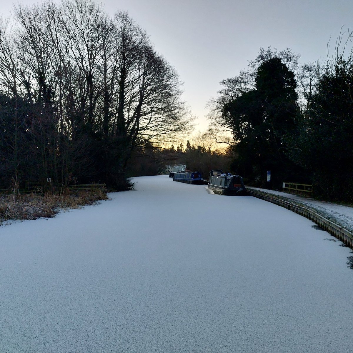 FloatMyBoat__'s tweet photo. Beautiful sprinkling of snow on the ice yesterday evening 😊
#IcyCanal #narrowboatliving #canallife #narrowboatlife #floatmyboat #trentandmerseycanal #LifesBetterByWater #boatsthattweet #boatsofinstagram #icedin https://t.co/aQMZZegL7h