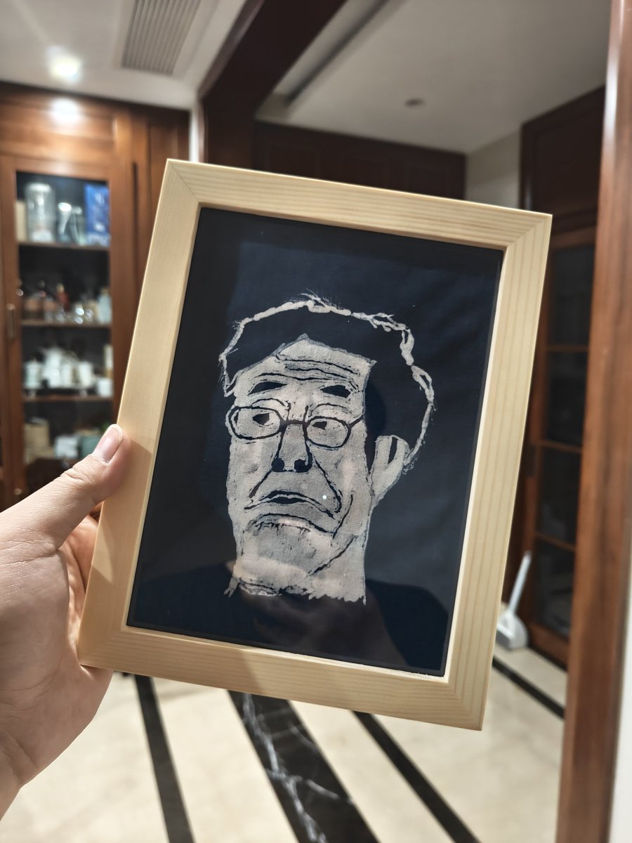 justlikeNFT's tweet photo. 在大理体验的非遗项目蜡染
​画了一个亚洲老头 https://t.co/u0R1bEkEtj