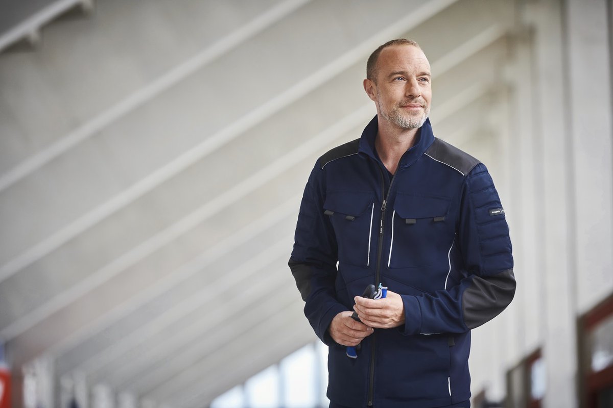 Les #vêtementsdetravail de #Mewa répondent parfaitement à la tendance des coupes sportives et près du corps dans des tons gris foncé ou bleus. #mewatm #workwear