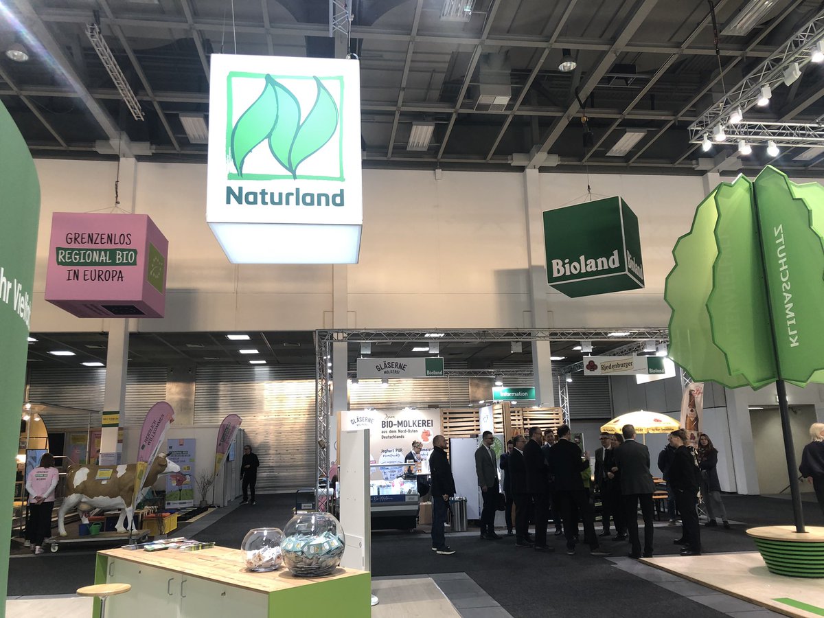 bioverband_de's tweet photo. Und los geht die #GrüneWoche mit dem Eröffnungsrundgang!  

In dieses Jahr ist Bio auch wieder mit eigener Halle präsent. Unsere Verbände @bioland_de @demeter_de @Naturland_eV und den BÖL-Stand findet ihr in Halle 22a)! #GW2024 #BioNaLogo! https://t.co/zupk1CixEJ