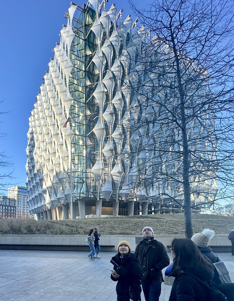 Enjoyable @TateHindle trip to central London’s largest #regen zone at #NineElms. Spread across 561 acres this new district comprises 20,000 homes, 2 stations, linear park &amp; town centre built around redeveloped #BatterseaPowerStation. Public realm &amp; river looking good in the sun!
