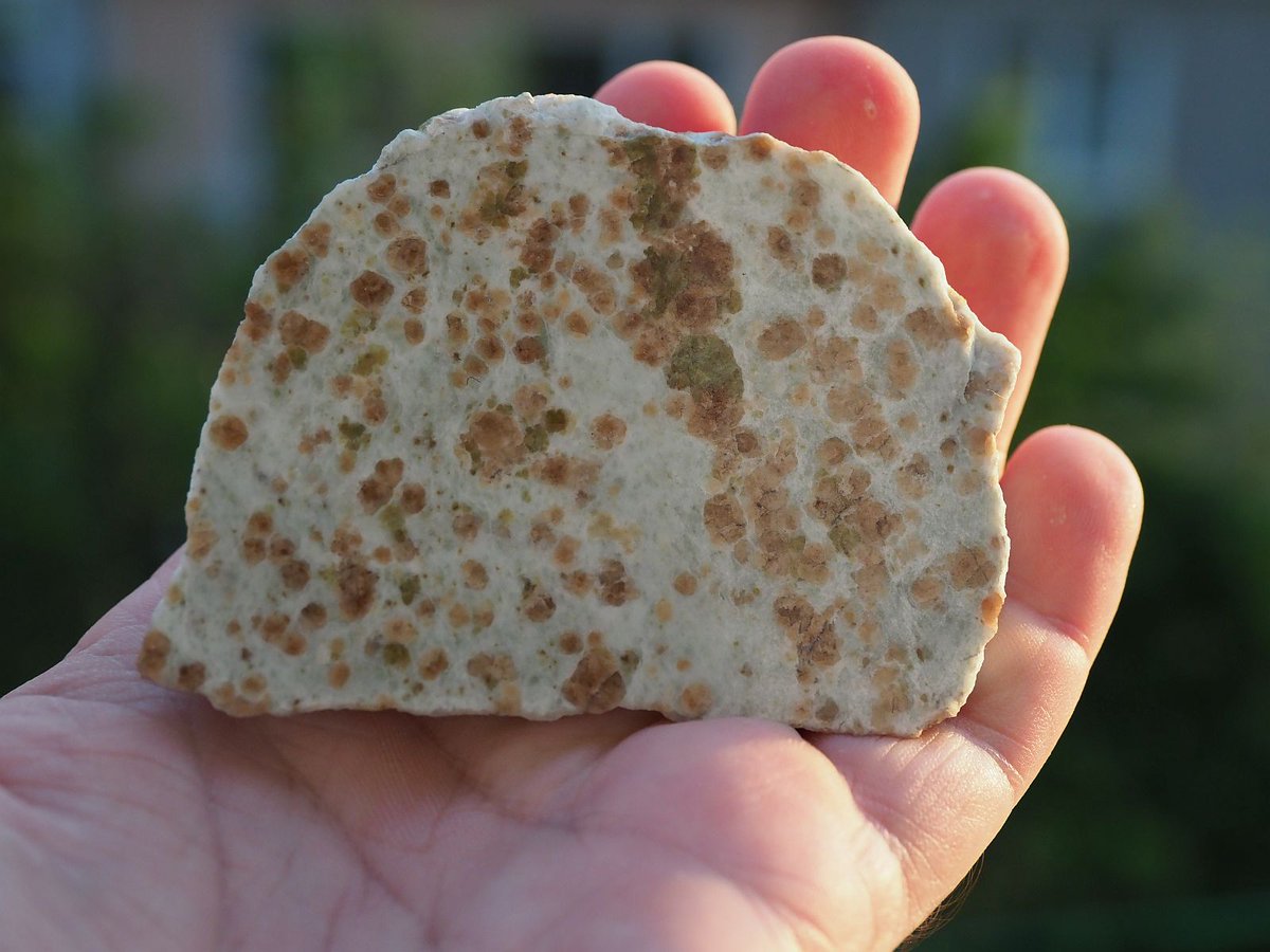mexporg's tweet photo. This strange rock called #Bludovite is composed of #Wollastonite and #Hessonite (Ca #Garnet). Sometimes contains green #Vesuvianite. It is mined in Bludov, Czech Republic. 

It is used in steel production, but polished slabs are awesome too. https://t.co/1K5EbXlJAG