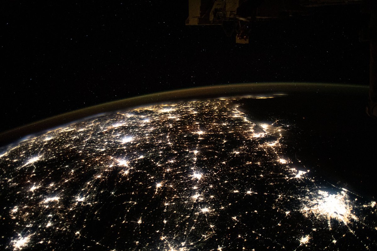 Der Süden der USA bei Nacht - rechts unten müsste Houston sein, weiter hinter New Orleans und ganz weit in der Ferne Florida (der dünne Strich, der nach rechts abzweigt). Bild von Bord der ISS am 17. Jan. aufgenommen.