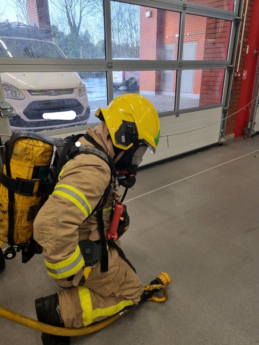 BirchwoodFS's tweet photo. Crews preparing the new recruit for assessment and introducing the special appliances. Could you do it? #BeOnCall https://t.co/DY0ewod7wL