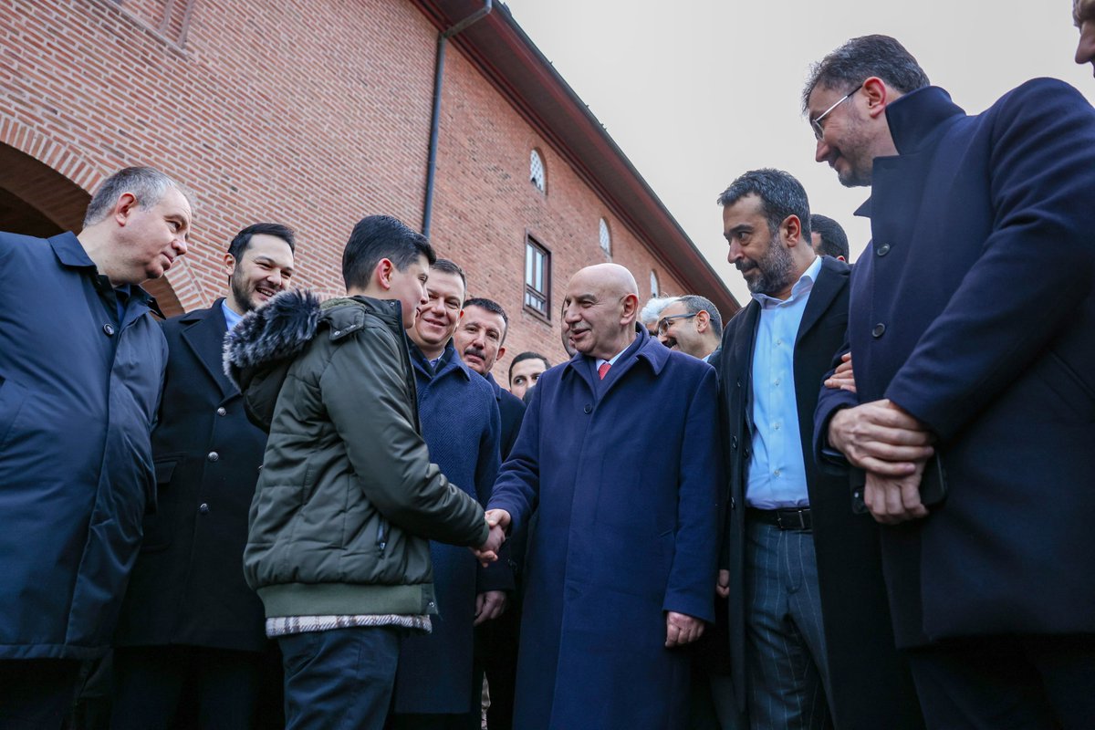 AkpartiAnkara's tweet photo. İl Başkanımız @hakanhanozcan, Genel Başkan Yardımcılarımız, Milletvekillerimiz, Belediye Başkanlarımız, teşkilatımız ve Büyükşehir Belediye Başkan Adayımız @turgutaltinok06 ile birlikte Hacı Bayram Veli Camii'nde sabah namazı sonrası vatandaşlarımızla ve esnaflarımızla buluştuk. https://t.co/jrEyQNuKj3