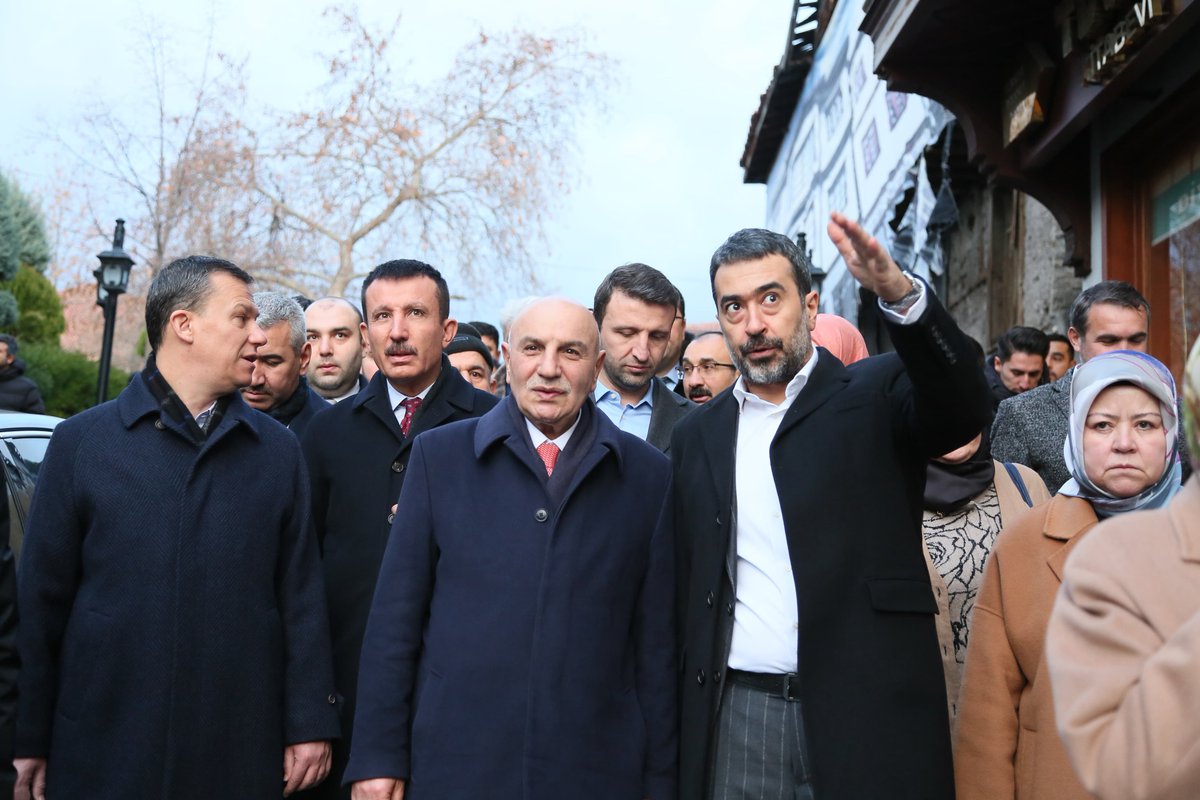 AK Parti Ankara (@akpartiankara) on Twitter photo İl Başkanımız <a href="/hakanhanozcan/">Hakan Han ÖZCAN 🇹🇷</a>, Genel Başkan Yardımcılarımız, Milletvekillerimiz, Belediye Başkanlarımız, teşkilatımız ve Büyükşehir Belediye Başkan Adayımız <a href="/turgutaltinok06/">Turgut Altınok 🇹🇷</a> ile birlikte Hacı Bayram Veli Camii'nde sabah namazı sonrası vatandaşlarımızla ve esnaflarımızla buluştuk. İl Başkanımız <a href="/hakanhanozcan/">Hakan Han ÖZCAN 🇹🇷</a>, Genel Başkan Yardımcılarımız, Milletvekillerimiz, Belediye Başkanlarımız, teşkilatımız ve Büyükşehir Belediye Başkan Adayımız <a href="/turgutaltinok06/">Turgut Altınok 🇹🇷</a> ile birlikte Hacı Bayram Veli Camii'nde sabah namazı sonrası vatandaşlarımızla ve esnaflarımızla buluştuk.