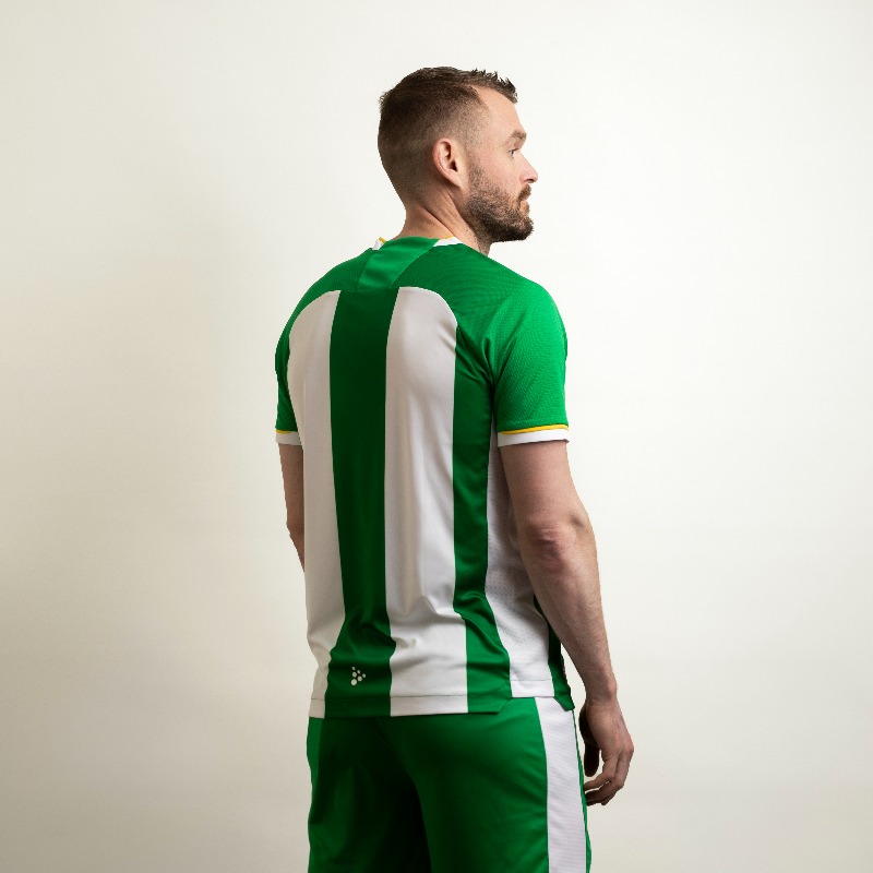 hammarbyfotboll's tweet photo. Ränderna är tillbaka! 💚

Försäsongströjan kommer att släppas till försäljning hos Intersport redan i dag, klockan 10.00 på webben och i butik. Vid matchspel kommer endast spelarens tröjsiffra att adderas på ryggen, inget annat.

#Bajen