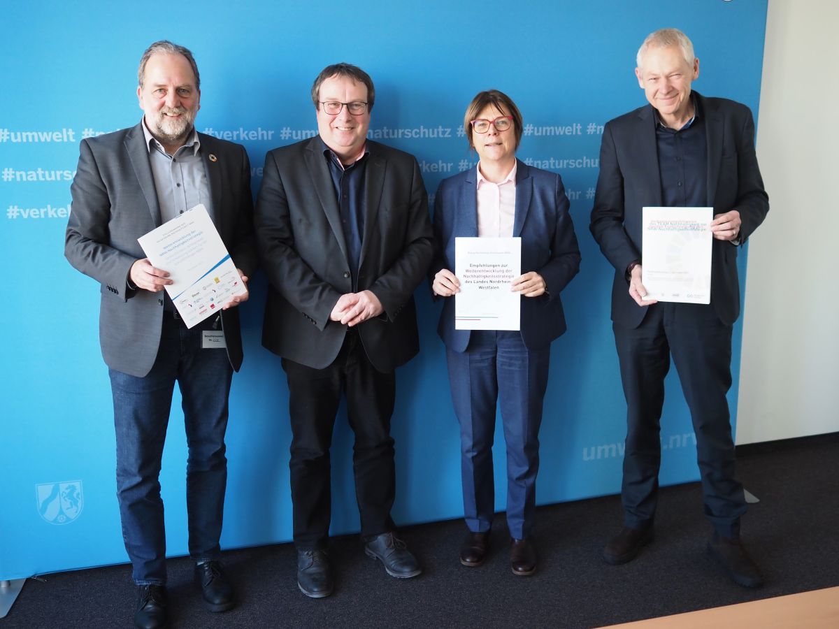 #Nachhaltigkeit in #NRW zum Leitprinzip machen: Wie das gelingt, zeigen die Stellungnahmen des Fachforum Nachhaltigkeit NRW, des Dialogs Nachhaltige Kommunen NRW &amp; des TEAM Nachhaltigkeit. Gestern konnten wir diese an Minister <a href="/Oliver_Krischer/">Oliver Krischer</a> übergeben!➡️ lag21.de/aktuelles/deta…