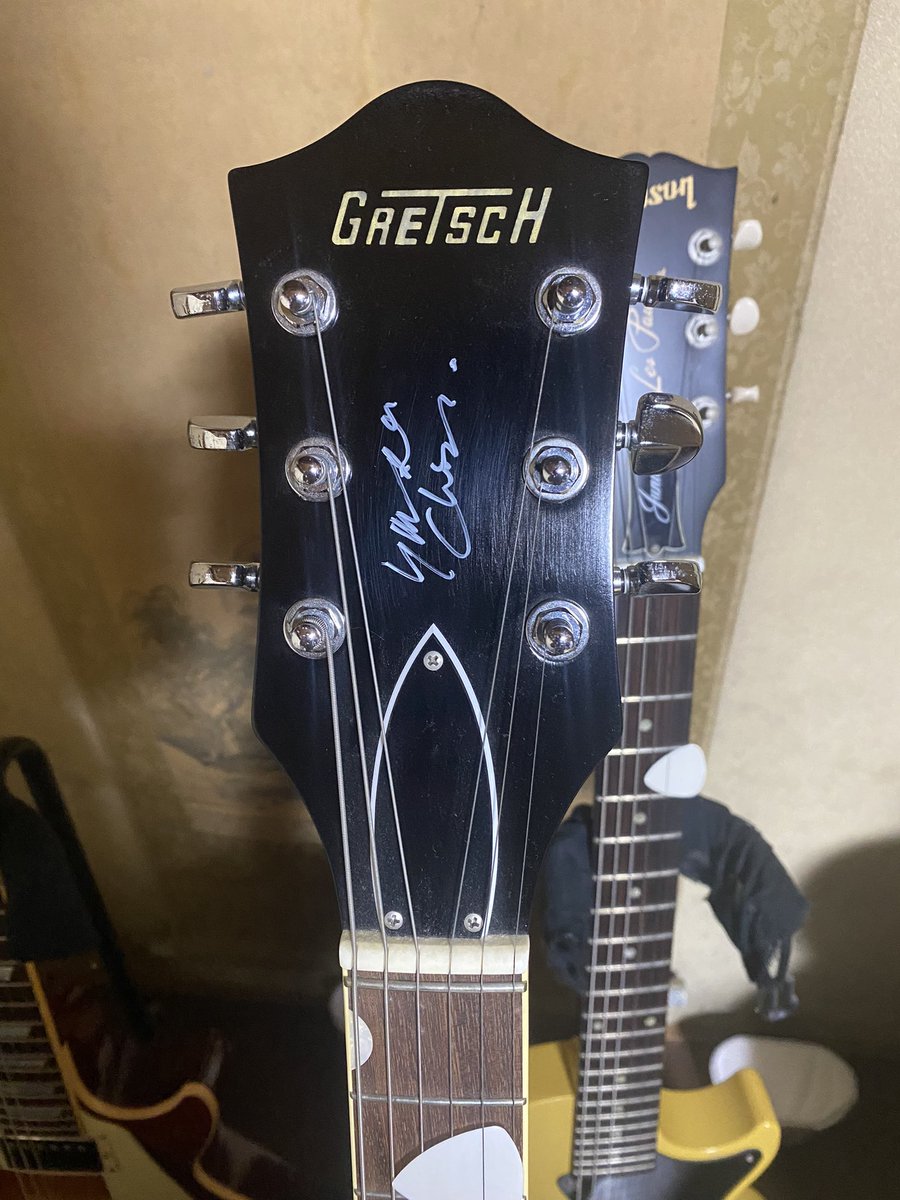 TMGE__ROSSO's tweet photo. チバさん ありがとう。
あなたのおかげで素晴らしい音楽に触れていられる人生です。

サインしてもらった #TennesseeBlack 一生の宝物です。

 #チバユウスケ 
 #gretsch 
 #TheBirthday 
 #TheeMichelleGunElephant 
 #ミッシェルガンエレファント https://t.co/7Wdfyx0t4l