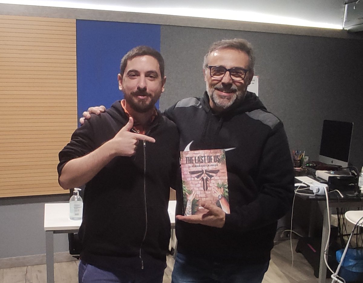 Hoy se estrena #TheLastOfUsPartIIRemastered... así que toca extra de cariño para Joel. Pude ir a una clase de doblaje de Lorenzo Beteta, su voz en castellano. Y le entregué otra copia de The Last of Us: la humanidad en juego 🌿, libro en el que él escribe una carta! <a href="/BetetaUnion/">Lorenzo Beteta Unión</a>
