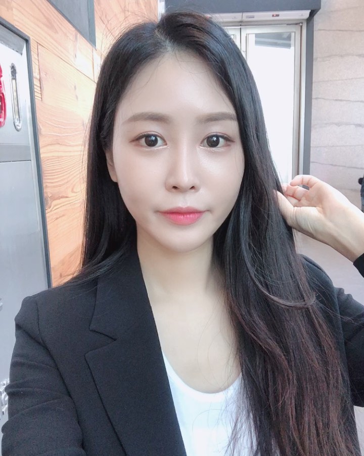 책 많이 읽는 여자들은 대화를 하면 참 성적 텐션이 오르고 재미있는데 페미일 가능성이 523%고, 유튜브만 보는 년들은 답안나오는 빡대가리일 가능성이 다분한데 개인적으론 전자는 재규어 처럼 맨날 유지노력이 엄청나고, 후자는 제네시스처럼 예쁘고 유지에 하나도 노력이 안듬.