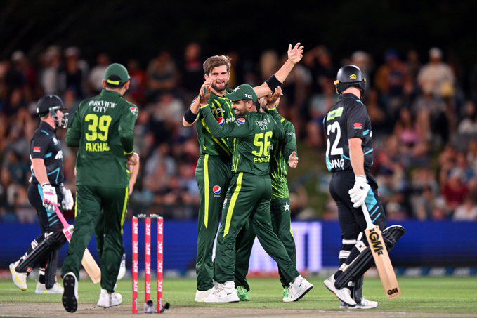 wo_mili's tweet photo. The most unhappy person in this world is...
Wo Babar Azam ki fake fan girl
Jo sirf kuch reach aur engagement ke liye Shaheen ko bura kehti thi..
Jahaalat ki saari hud paar kr rkhi hai usne
#PAKvsNZ
#Shahee https://t.co/BPxbaQ9egM