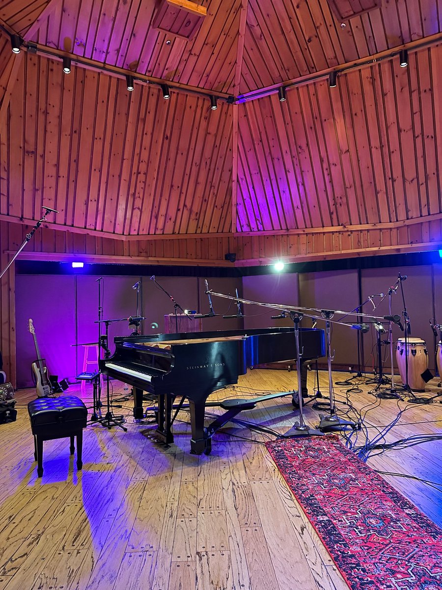 ribbonmics's tweet photo. Ribbons, ribbons, ribbons! Here’s a whole crew of AEA mics recording Joachim Horsley in the world famous Studio A at Power Station in NYC. 

📷 Robert L. Smith (defyrecordings on IG)

#AEARibbonMics #AEAA440 #AEAR88mk2 #AEAN8 https://t.co/MmDYw9L7Ru