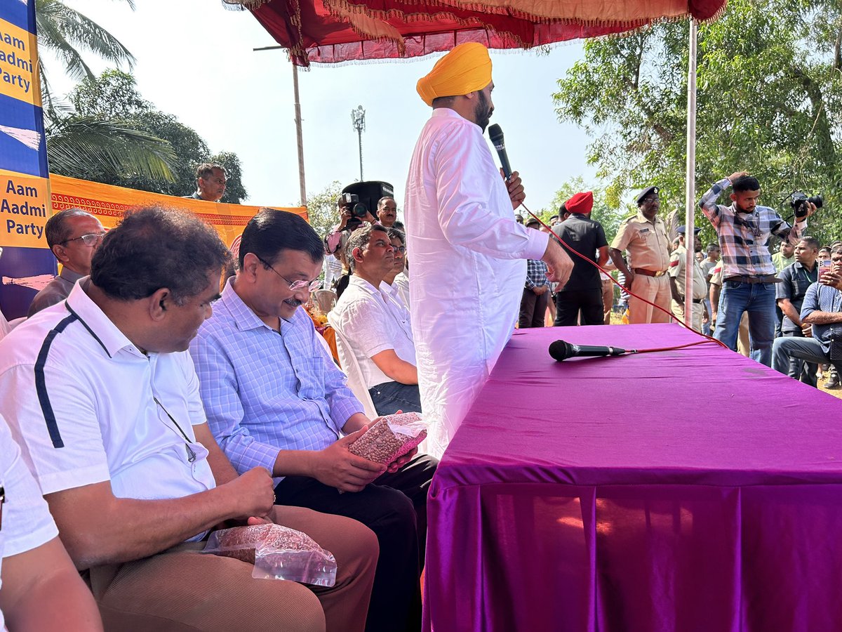AAPGoa's tweet photo. “Punjab is the food bowl of India. We usually have the best & latest technology used for agriculture on a large scale. But I’m happy to see that our MLA @CruzSilvaVelim has used drone technology in agriculture before anyone else in the country.”
- @BhagwantMann
#KejriwalinGoa https://t.co/eRHiieDCsg