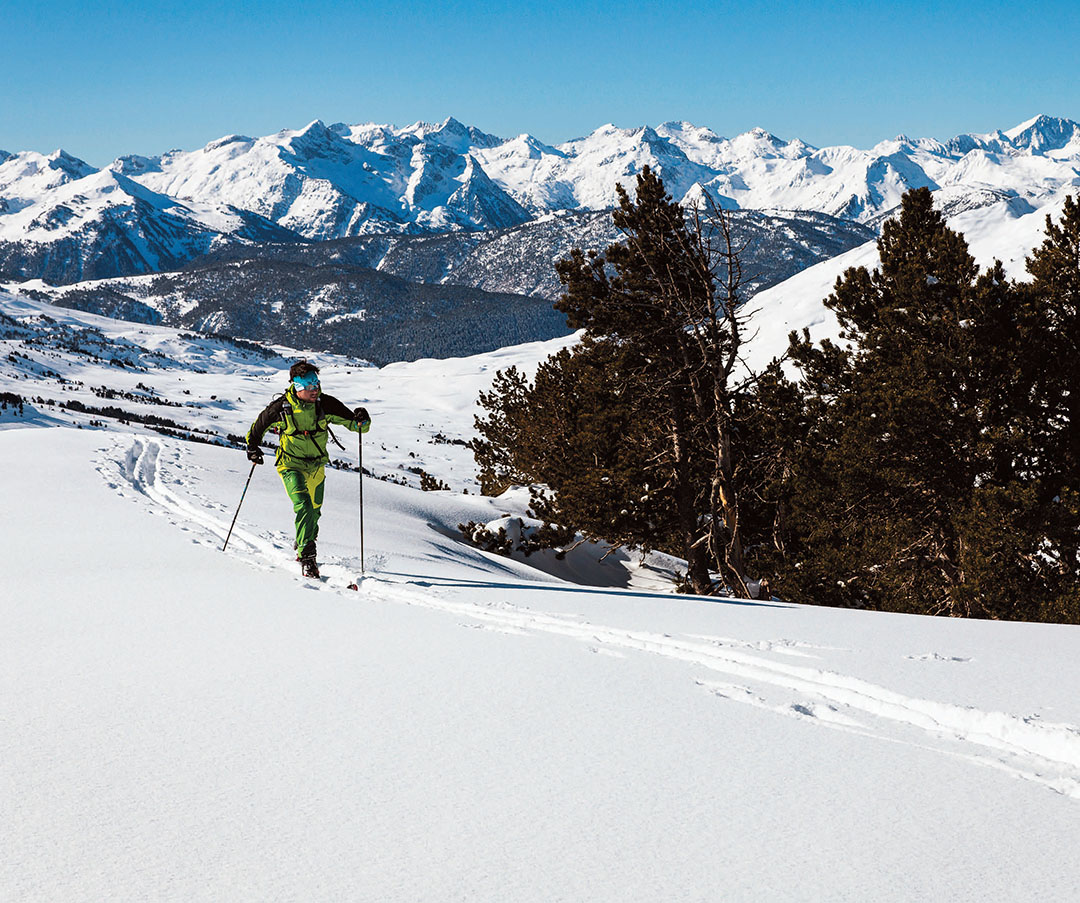 ¡Pásate por el Pirineo de Lleida. Esquí para todos los gustos! El invierno es cuando esta demarcación brilla en su máximo esplendor. Además de sus 6 estaciones de esquí alpino, ofrece incontables opciones para el #skimo y divertidas pistas de #esquínórdico desnivel.com/excursionismo/…