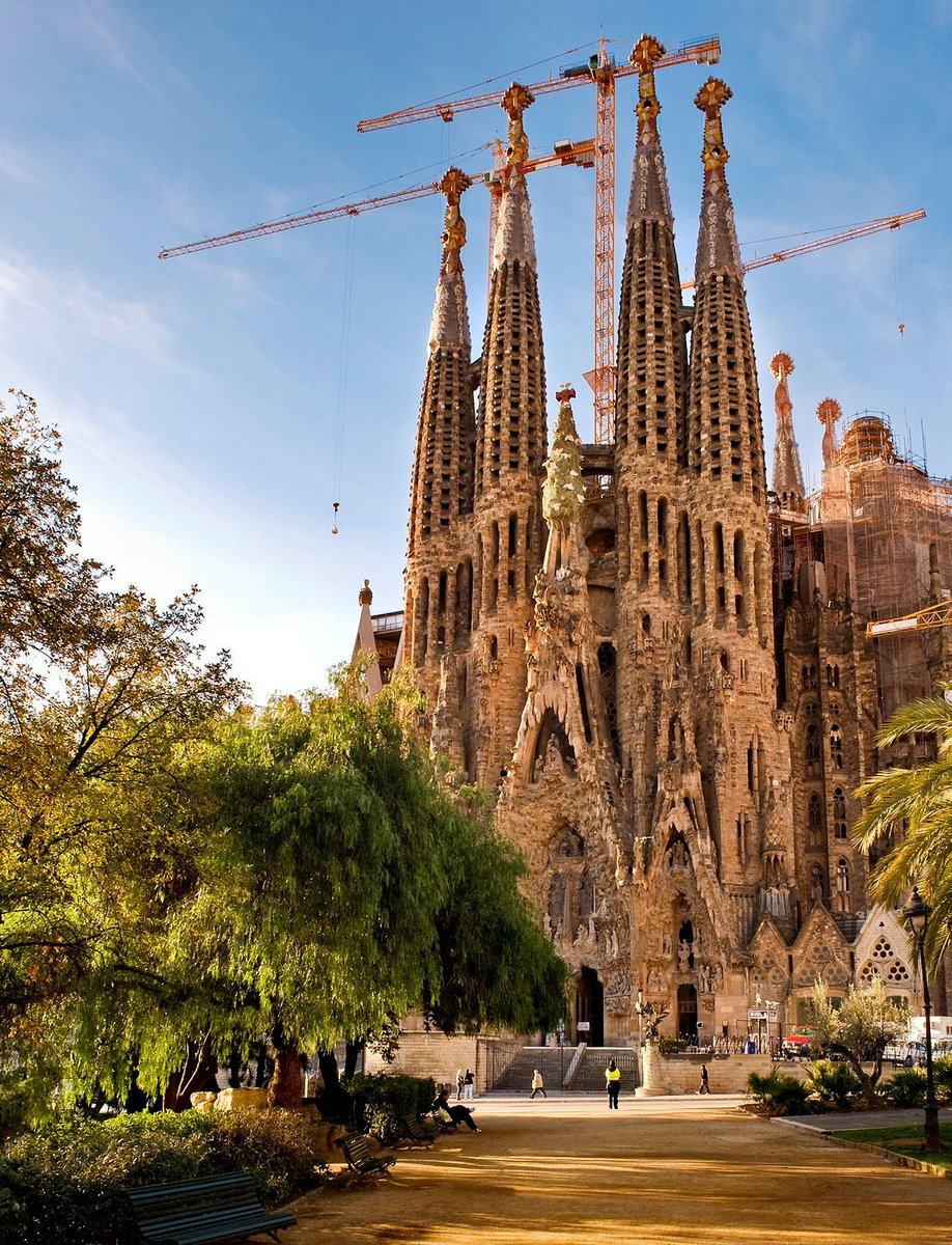 sagradafamilia's tweet photo. ES_ Así se contemplaba la fachada del Nacimiento de la Sagrada Familia en los años 2009 y 2023. 
¡Feliz viernes! https://t.co/W7CQbI6BjE