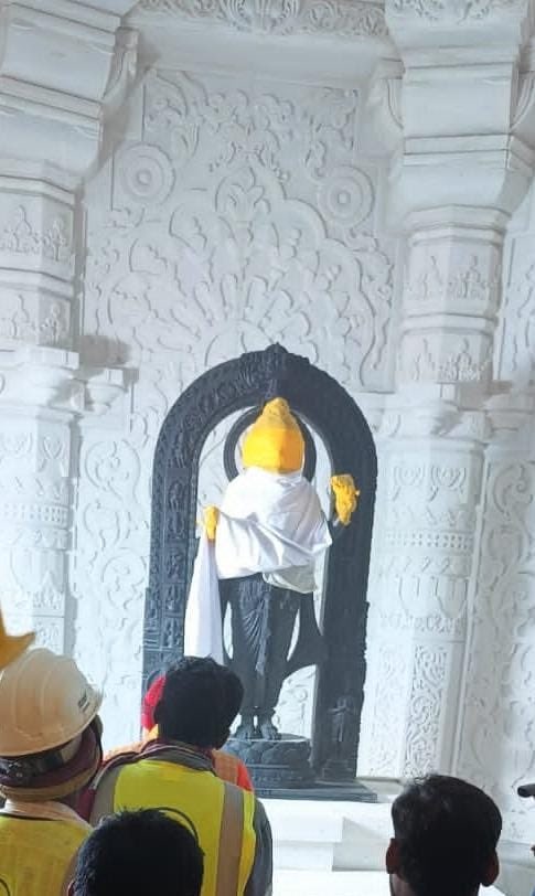 iamshivanshup's tweet photo. अयोध्या में श्री राम मंदिर के गर्भगृह के अंदर भगवान श्री राम की मूर्ति ..!
#AyodhaRamMandir  #MissileAttack  #HDFCBANK #stockmarketcrash 
#RaveenaTandon #MalavikaMohanan #AgainstDharaviProject #GeneralElectionNow
#INDvsAFG #695_जरूर_देखेंगे  #GunvattaPakhwada #HeroesInKhaki  #BJP https://t.co/Q9AJKMQgQU