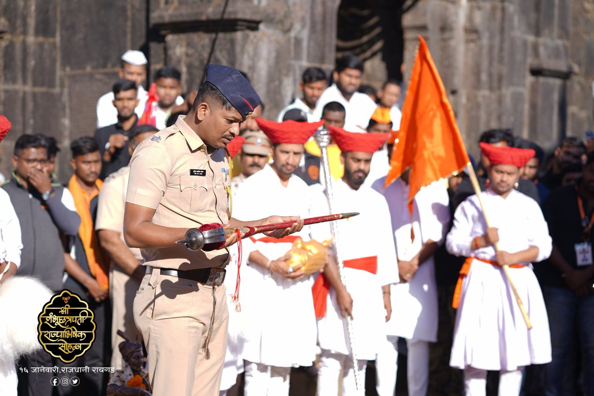 हा विश्वास आम्हासाठी विश्व निर्माण करणाऱ्या छत्रपतींवर आहे,हा विश्वास आमचे विश्व आबाद राखणाऱ्या रक्षणकर्त्यांवर आहे.
#राष्ट्रप्रथम
श्री शंभूछत्रपती राज्याभिषेक सोहळा
१६ जानेवारी | राजधानी रायगड
आयोजक.समस्त शिवशंभू पाईक
#पोशिंदा_राजा
#श्रीशंभूछत्रपतीराज्याभिषेकसोहळा
#राजधानीरायगड