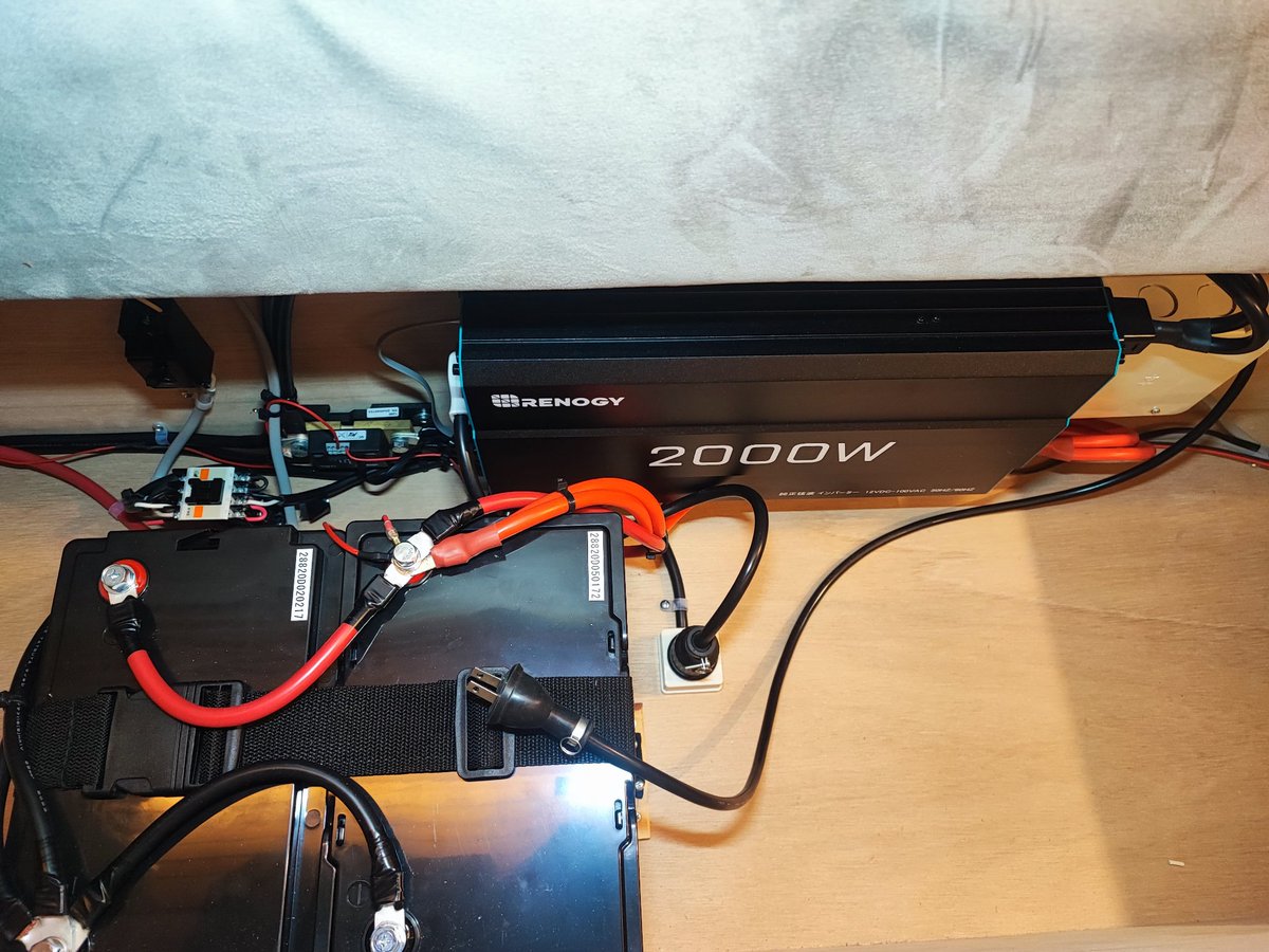 CampingSizento's tweet photo. お客様のお車にサブバッテリーシステムを取付しました！走行充電器、バッテリーはムービングベース社製、インバーターはレノジー社製です。
このような取付は当店にお任せください！
まずはお気軽にお問合せください。

 #キャンピングカー  #キッチンカー  #走行充電器  #リチウムイオンバッテリー https://t.co/7Fa28XyM76