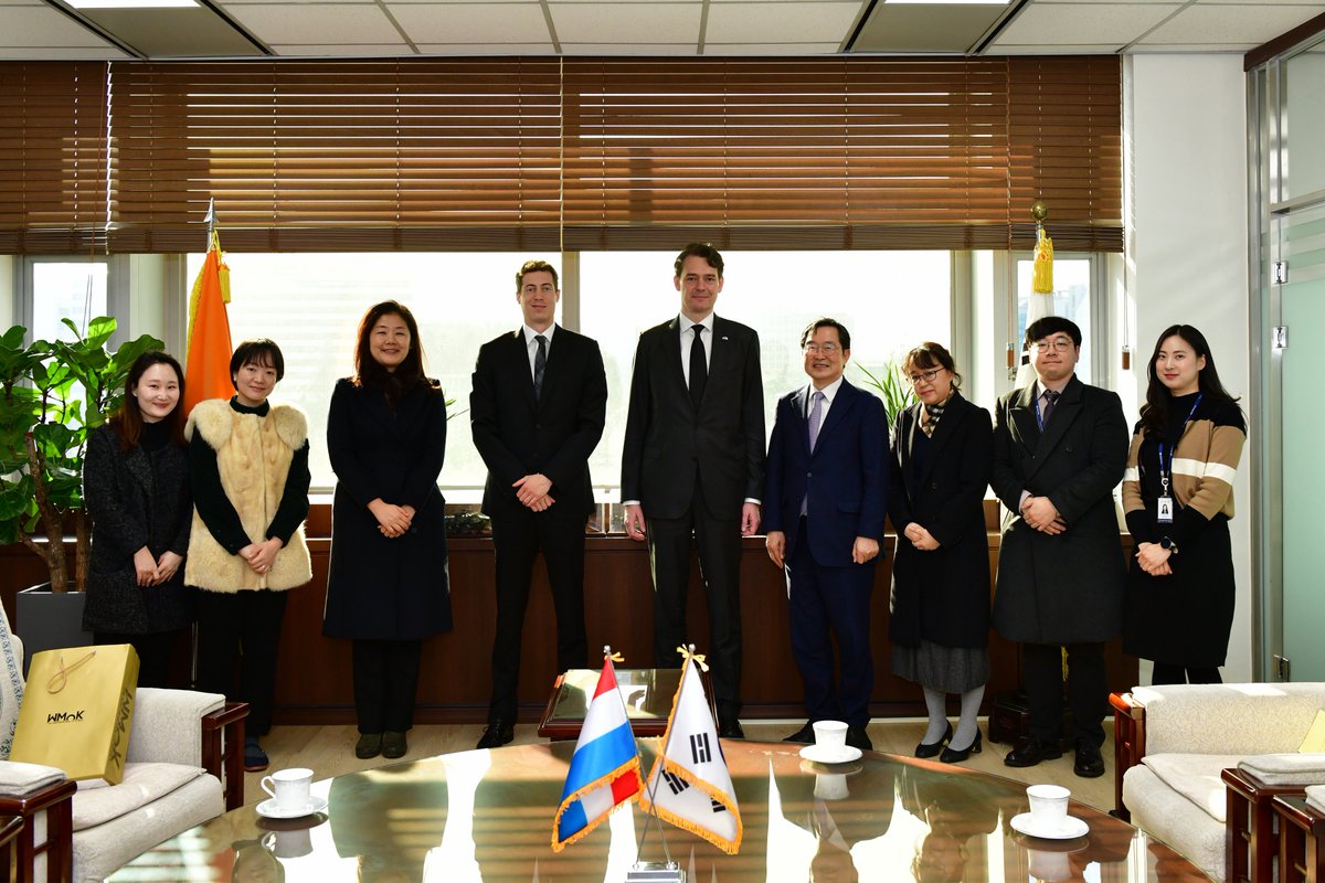 Ambassador-designate Jacques Flies and the #Luxembourg Embassy in #Seoul paid tribute to the 85 Luxembourg volunteers who bravely fought in the Korean War during a wreath laying ceremony at the War Memorial of Korea and met with War Memorial President Seung-joo Baek. #LUinSeoul