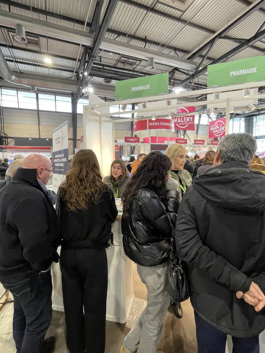 FacPharma_Mtp's tweet photo. 2e jour du Salon de l’#EnseignementSupérieur de #Montpellier @letudiant. Nos tuteurs et enseignants vous informent sur nos formations en santé 🧑‍🎓 https://t.co/RU7pw1UKqP