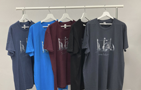 ¿Has visitado ya la tienda de la ETSII?Un espacio que abre sus puertas para ofrecerte productos originales para llevar la marca de la Escuela allá donde vayas. Y muy pronto también online.