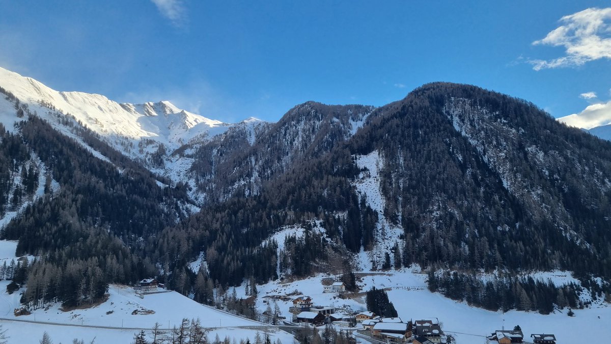 hansterbraak's tweet image. Hier in #Kals breekt de zon flink door. Het is wel frisjes met -5gr nu (9.45 uur).