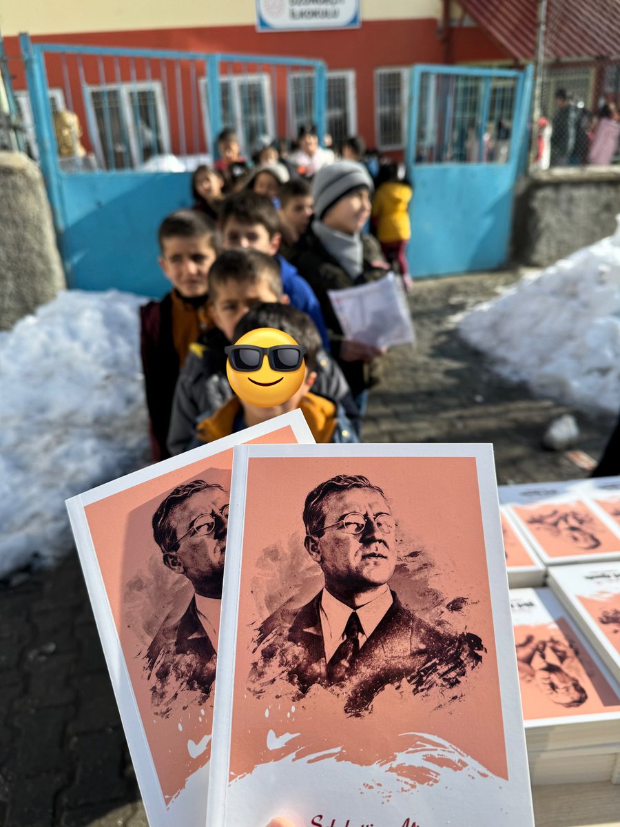 Tatilde mutlu olmak en çok da  onlara yakışıyor  
İyi tatiller🌸🌸