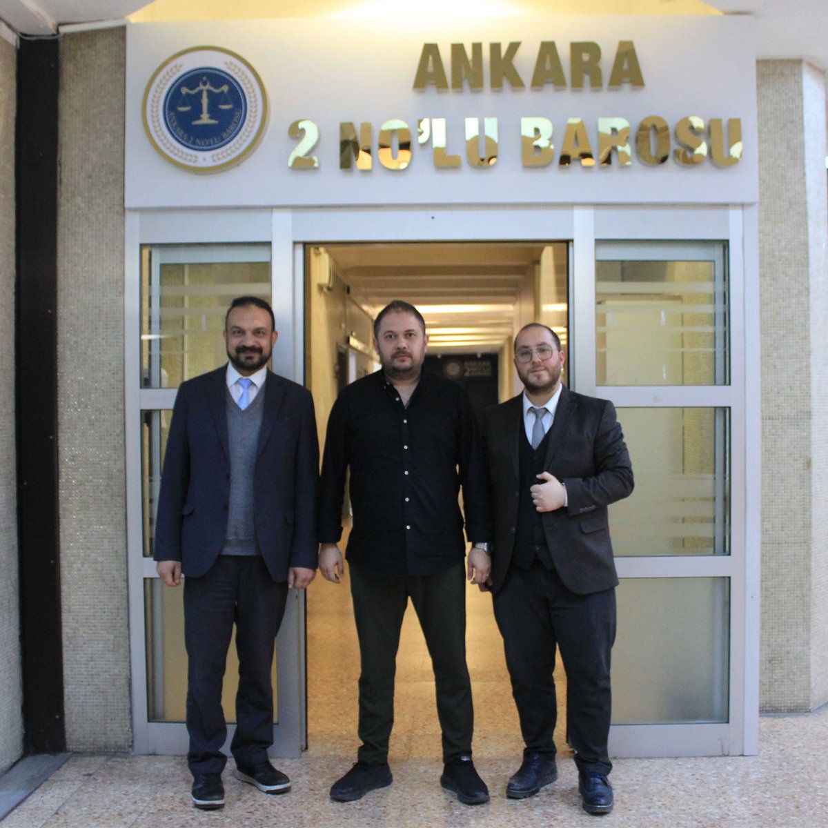 ankara2barosu's tweet photo. Türkiye Barolar Birliği tarafından alınan CMK Kapsamındaki Zorunlu Müdafi/Vekil Görevlendirmeleri Otomasyon Sistemi’nin 19 Ocak 2024 tarihinden itibaren bazı istisnalarla kapatılması şeklindeki karara katılmıyoruz.

Suç ve kişi ayrımı yapılmaksızın tüm görevlendirmeler CMK Merkezimizce Ankara 2 No’lu Barosu Avukatlarına yapılmaya devam etmektedir.
Meslektaşlarımıza saygı ile duyurulur.
 
#ankara2nolubarosu