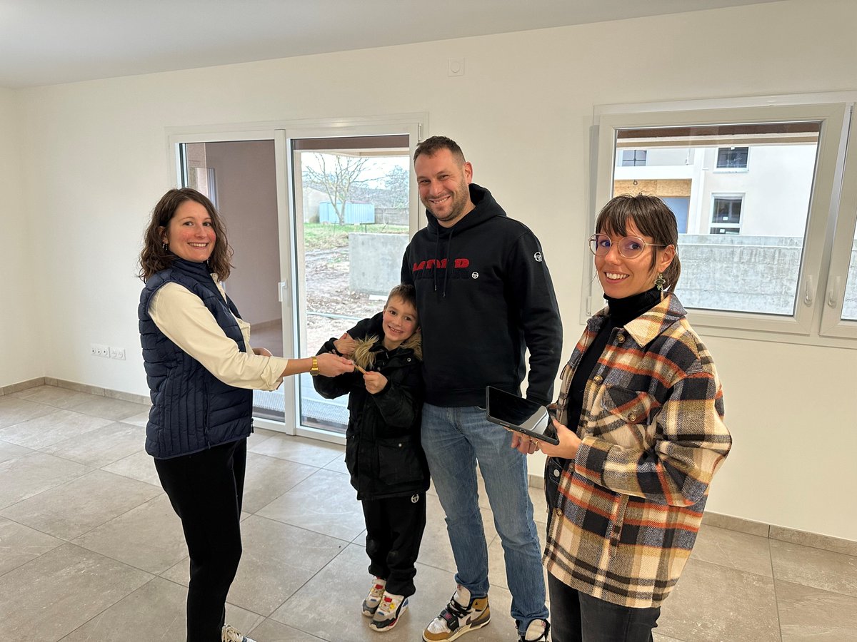 PolygoneSA's tweet image. Notre résidence du 𝘾𝙡𝙤𝙨 𝙙𝙚𝙨 𝙂𝙧𝙞𝙫𝙚𝙨 à Issoire commence à prendre vie.
Les premiers états des lieux d'entrée ont commencé, avec des clients pressés d'emménager dans leurs logements fraichement livrés ! Une nouvelle aventure commence pour eux.