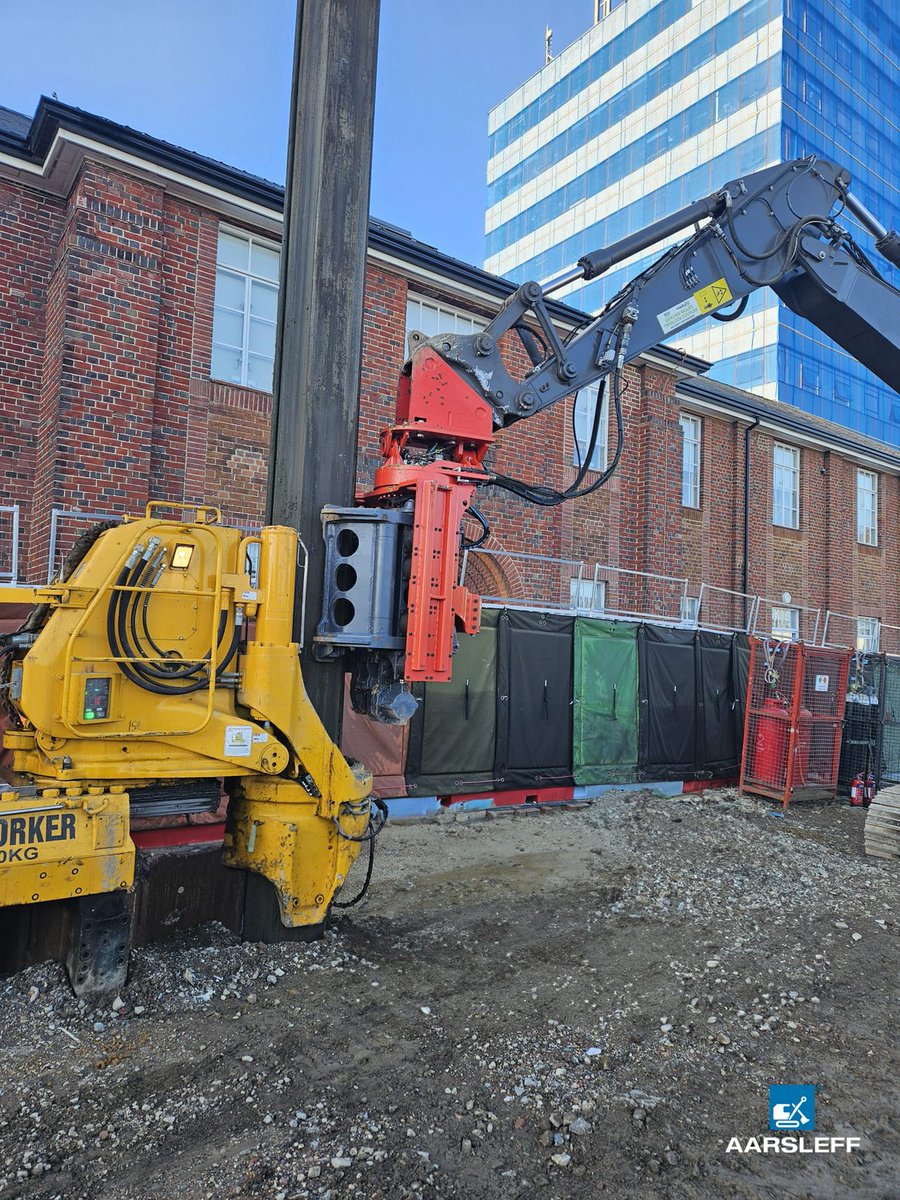 📸 Photo of the Week! Sent in by Andy Young. Check out this shot of our team extracting sheet piles. Delivering operational excellence in the South East.

Get in touch to discuss your project with an expert:  assets-eur.mkt.dynamics.com/23ff9339-13cc-… 

#photooftheweek #stepintotheblue #aarsleff
