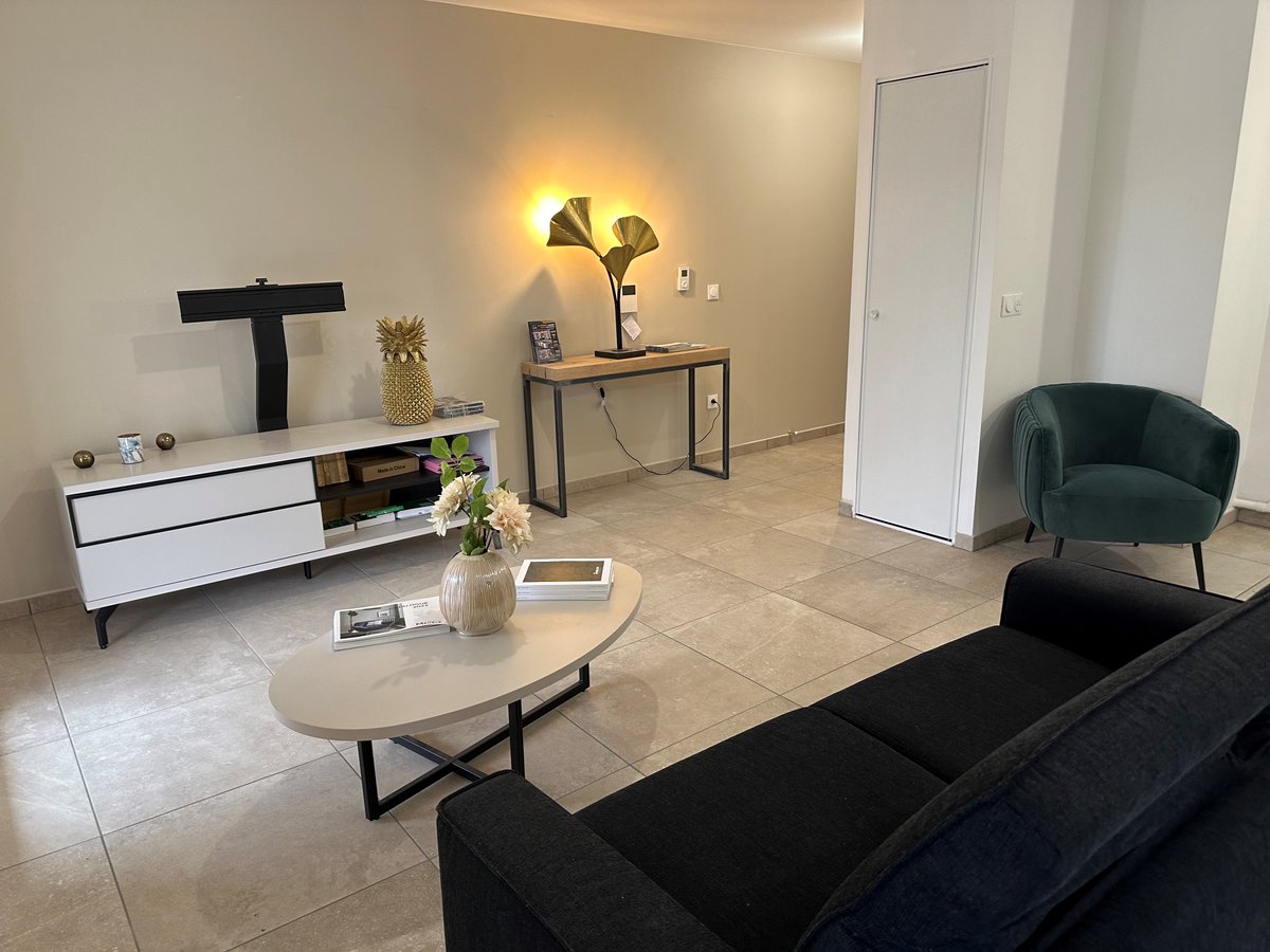 PolygoneSA's tweet image. Notre résidence du 𝘾𝙡𝙤𝙨 𝙙𝙚𝙨 𝙂𝙧𝙞𝙫𝙚𝙨 à Issoire commence à prendre vie.
Les premiers états des lieux d'entrée ont commencé, avec des clients pressés d'emménager dans leurs logements fraichement livrés ! Une nouvelle aventure commence pour eux.