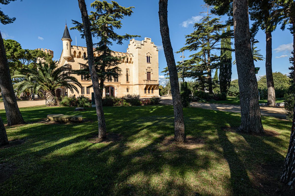 T'agradaria viure una experiència interactiva sobre el procés d'elaboració del vi, la història del cooperativisme i l'edifici noucentista del celler de #Vilaseca? Completa la teva visita al Museu Celler, a tocar del museu. 📸 @lapinedaplatja @costadauradatur #CostaDaurada