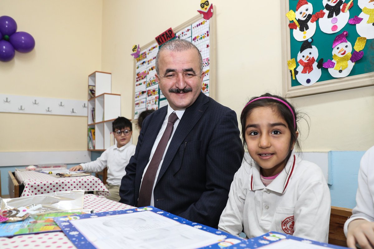 tokatvaliligi's tweet photo. 🎓Valimiz @numanhatipoglu, öğrencilerimizin karne heyecanına ortak oldu. 
 
 🔔Şehrimizde 1⃣0⃣7⃣ bin 9️⃣9️⃣8️⃣öğrencimiz ile 8⃣ bin 5️⃣9️⃣8️⃣öğretmenimiz için son ders zili çaldı, ara tatil başladı. 
 
✅Sağlıklı, huzurlu ve güzel bir ara tatil diliyoruz.

📚Bol bol kitap okumayı ihmal etmeyin çocuklar.