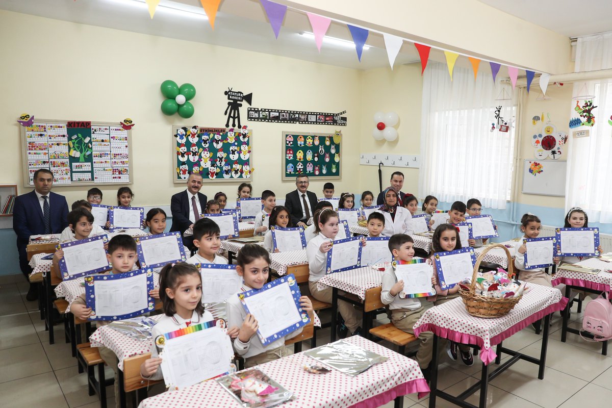 tokatvaliligi's tweet photo. 🎓Valimiz @numanhatipoglu, öğrencilerimizin karne heyecanına ortak oldu. 
 
 🔔Şehrimizde 1⃣0⃣7⃣ bin 9️⃣9️⃣8️⃣öğrencimiz ile 8⃣ bin 5️⃣9️⃣8️⃣öğretmenimiz için son ders zili çaldı, ara tatil başladı. 
 
✅Sağlıklı, huzurlu ve güzel bir ara tatil diliyoruz.

📚Bol bol kitap okumayı ihmal etmeyin çocuklar.