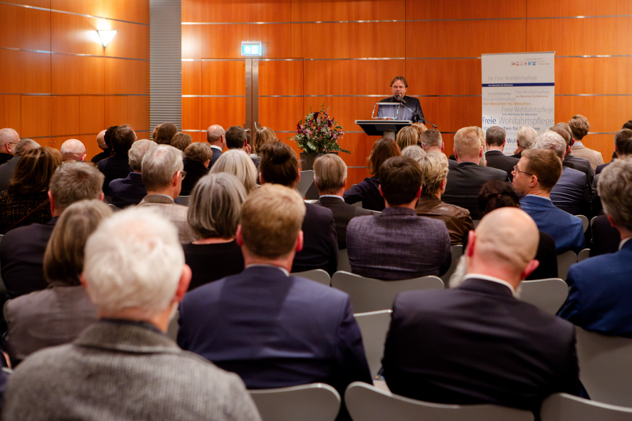 DANKE &amp; alles Gute an Dr. Gerhard Timm und Sabina Bombien-Theilmann für engagierte Arbeit in <a href="/BAGFW/">BAGFW</a> und #Wohlfahrtspflege! Staatssekretärin Griese, Prof. Tine Stein und Präsident Groß sprachen zum Abschied in den Ruhestand. David Hirsch übernimmt die Geschäfte (übergangsweise).