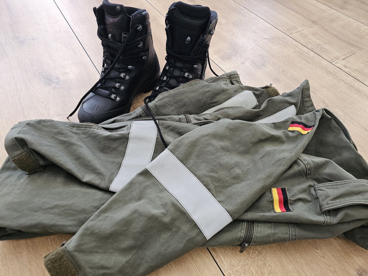 hel1pad's tweet photo. Die erste Woche Schülerpraktikum ist geschafft. Fazit eines sehr müden Teenagers: Die sind ja alle ganz nett bei der #Bundeswehr. 😂 Natürlich sind wir das, wir sind doch auch bloß Menschen in #Uniform.
Die nächste Generation #Soldatin in der Familie??? https://t.co/uqoFNJchYv