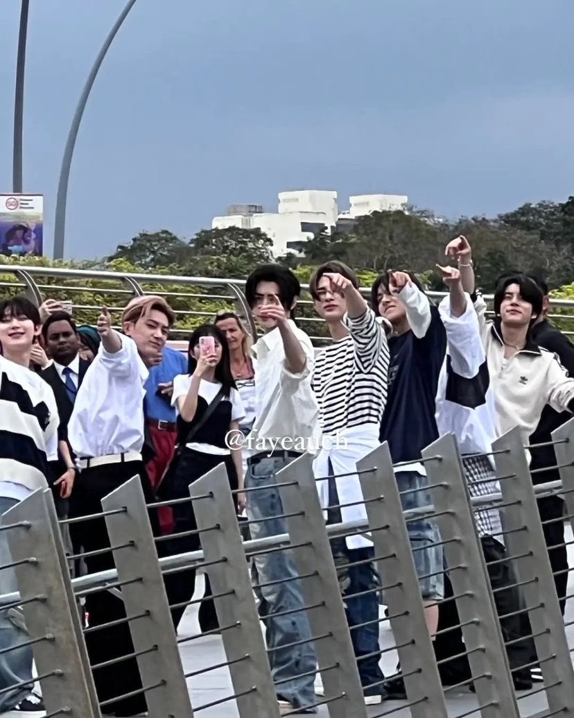 jayyawnzzn1's tweet photo. ENHYPEN at Merlion 🙀🙀🙀
#ENHYPEN #엔하이픈 #JUNGWON #HEESEUNG #JAY #JAKE #SUNGHOON #SUNOO #NI_KI #Merlon #Singapore https://t.co/gTr9oxBWtc
