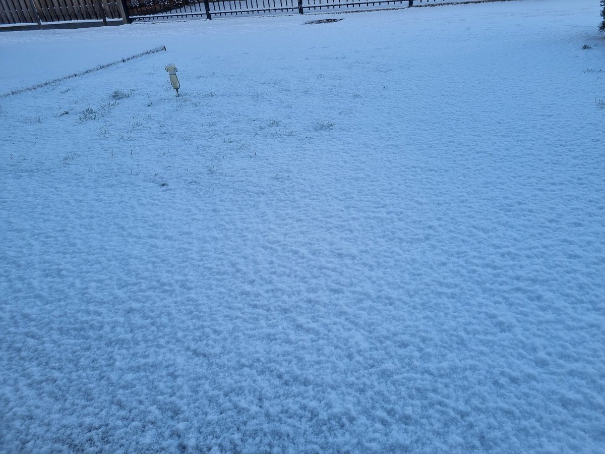 Nedweergroep's tweet photo. En sluipt dat wintertje er toch in afgelopen nacht weer 4cm sneeuw erbij. Het is genieten. https://t.co/FjgPMnKcFw