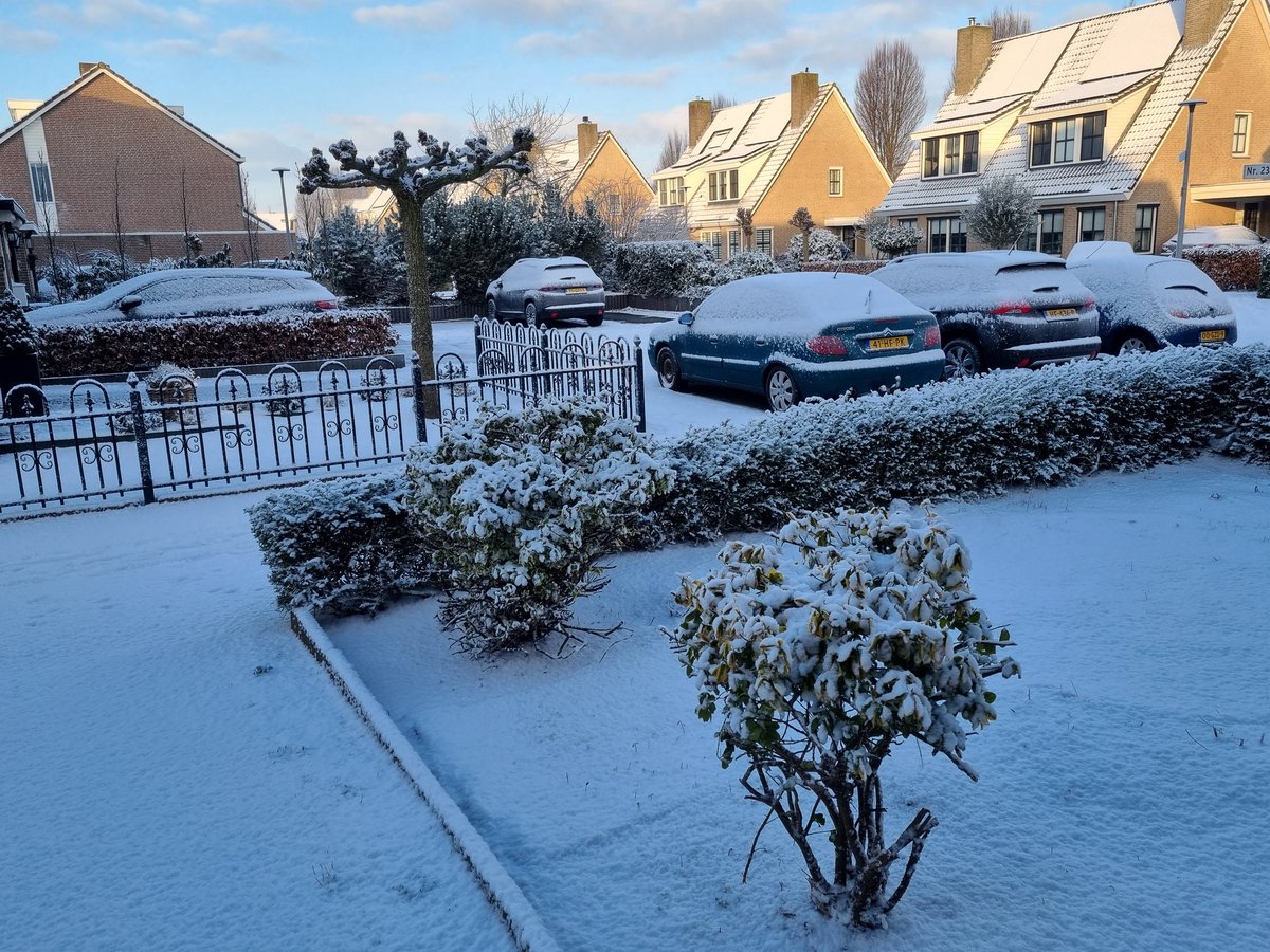 Nedweergroep's tweet photo. En sluipt dat wintertje er toch in afgelopen nacht weer 4cm sneeuw erbij. Het is genieten. https://t.co/FjgPMnKcFw
