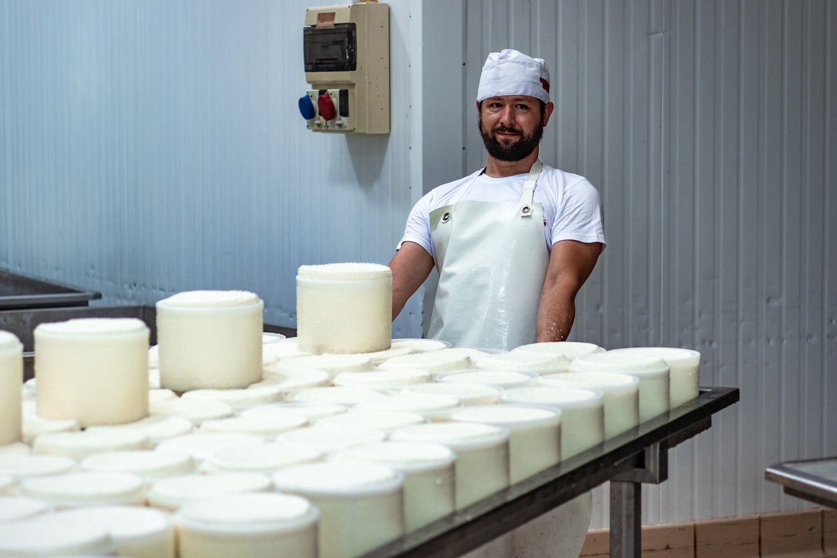 Dedicato a chi crede che fare il casaro non sia solo un mestiere, ma un'arte che si rinnova e vive di generazione in generazione! Almeno questo è ciò che da secoli accade nei caseifici produttori del PECORINO SARDO DOP, unico come chi lo produce!